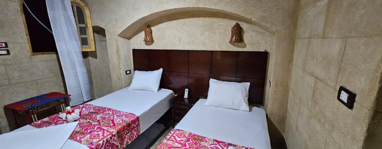 Queen House Assuan Esterno foto
