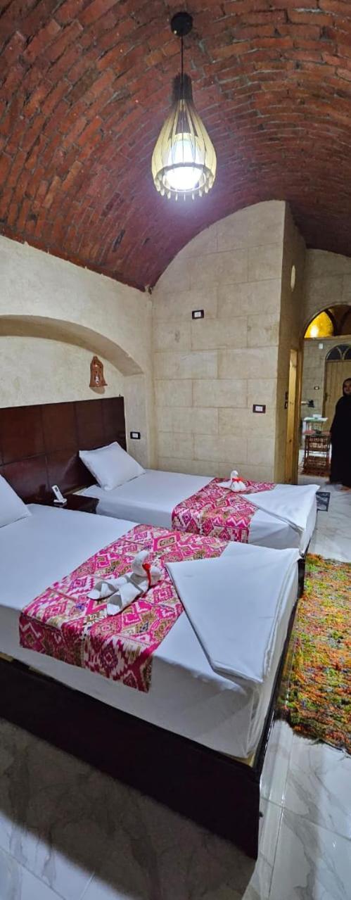Queen House Assuan Esterno foto