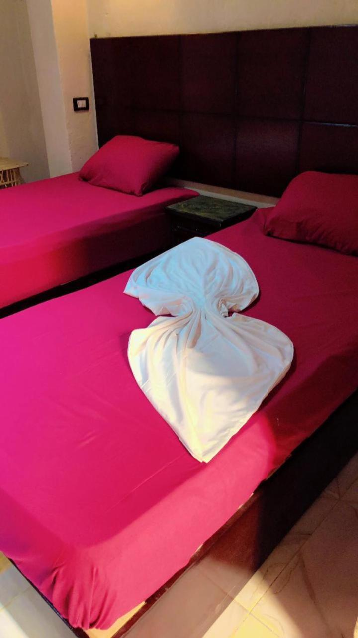 Queen House Assuan Esterno foto
