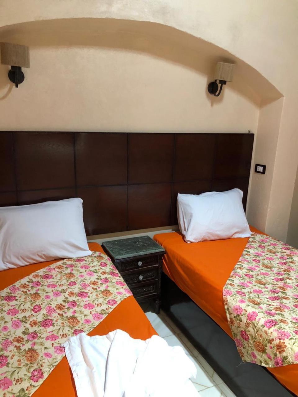 Queen House Assuan Esterno foto