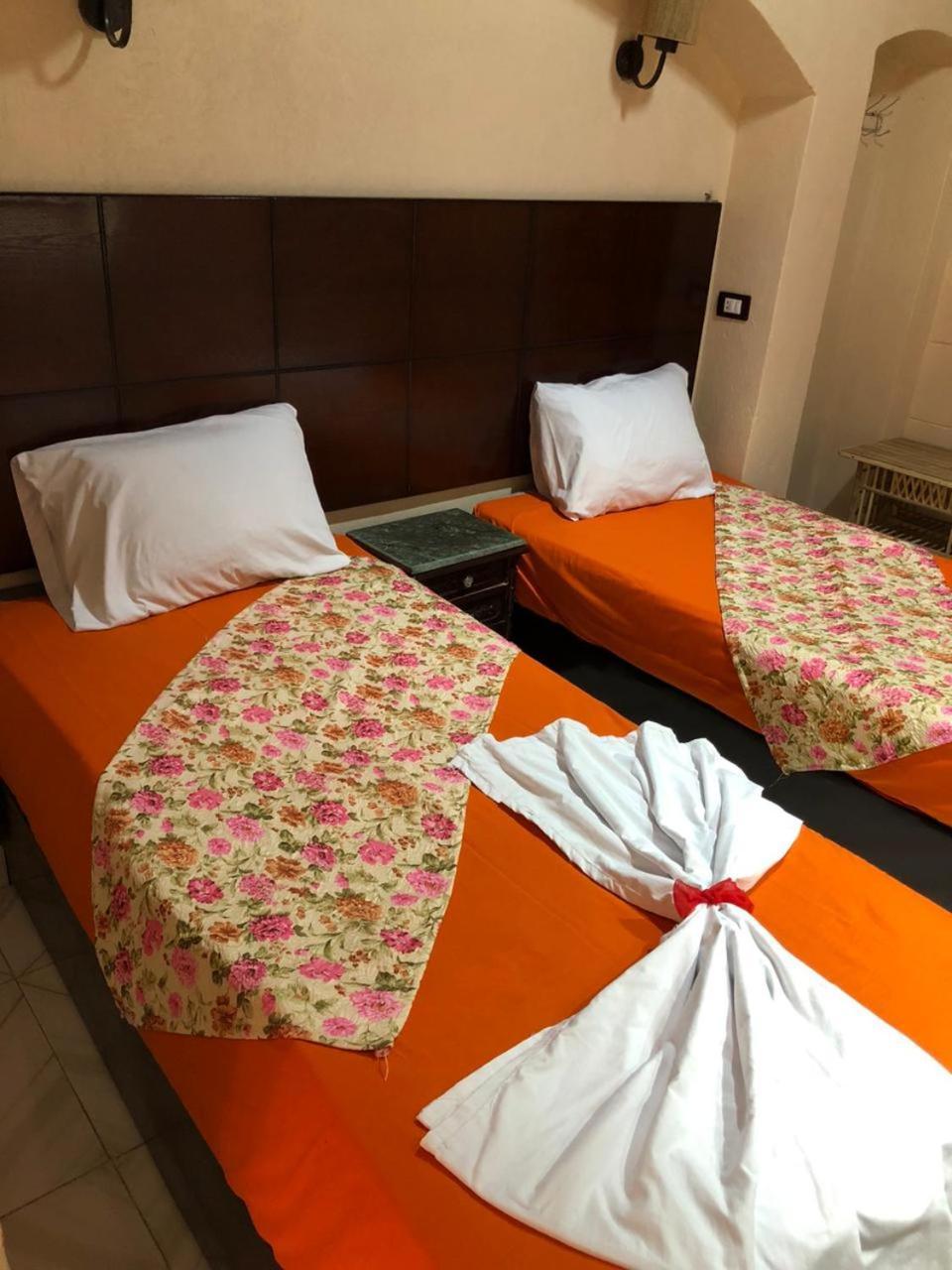 Queen House Assuan Esterno foto