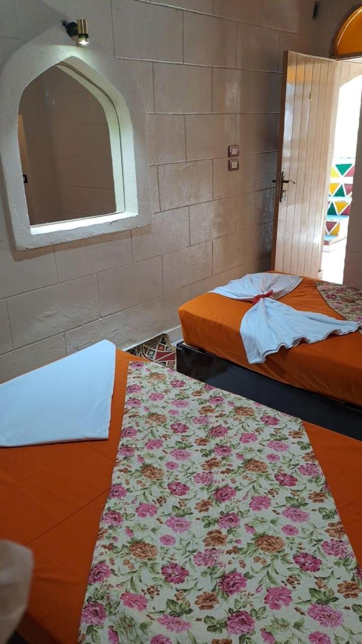 Queen House Assuan Esterno foto
